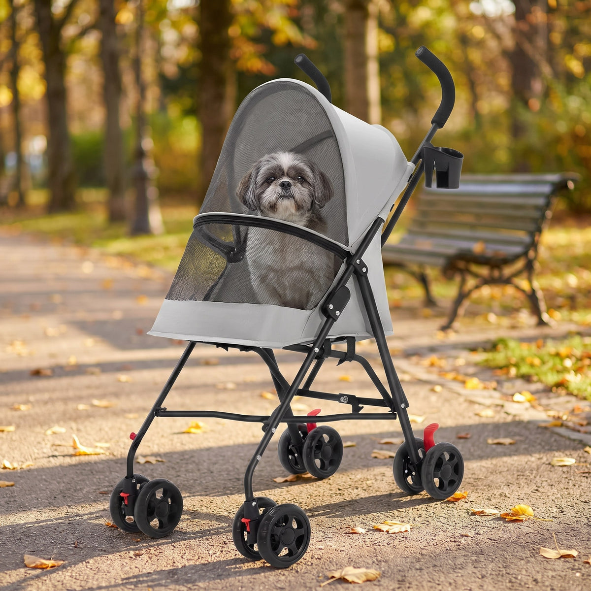 Un vieux shih tzu dans la poussette porte-gobelet grise, sur une allée de parc en automne (illustration)