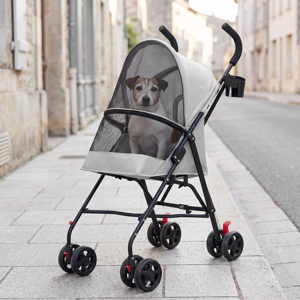 La poussette porte-gobelet grise sur un trottoir en ville, un vieux jack russell dedans (illustration)