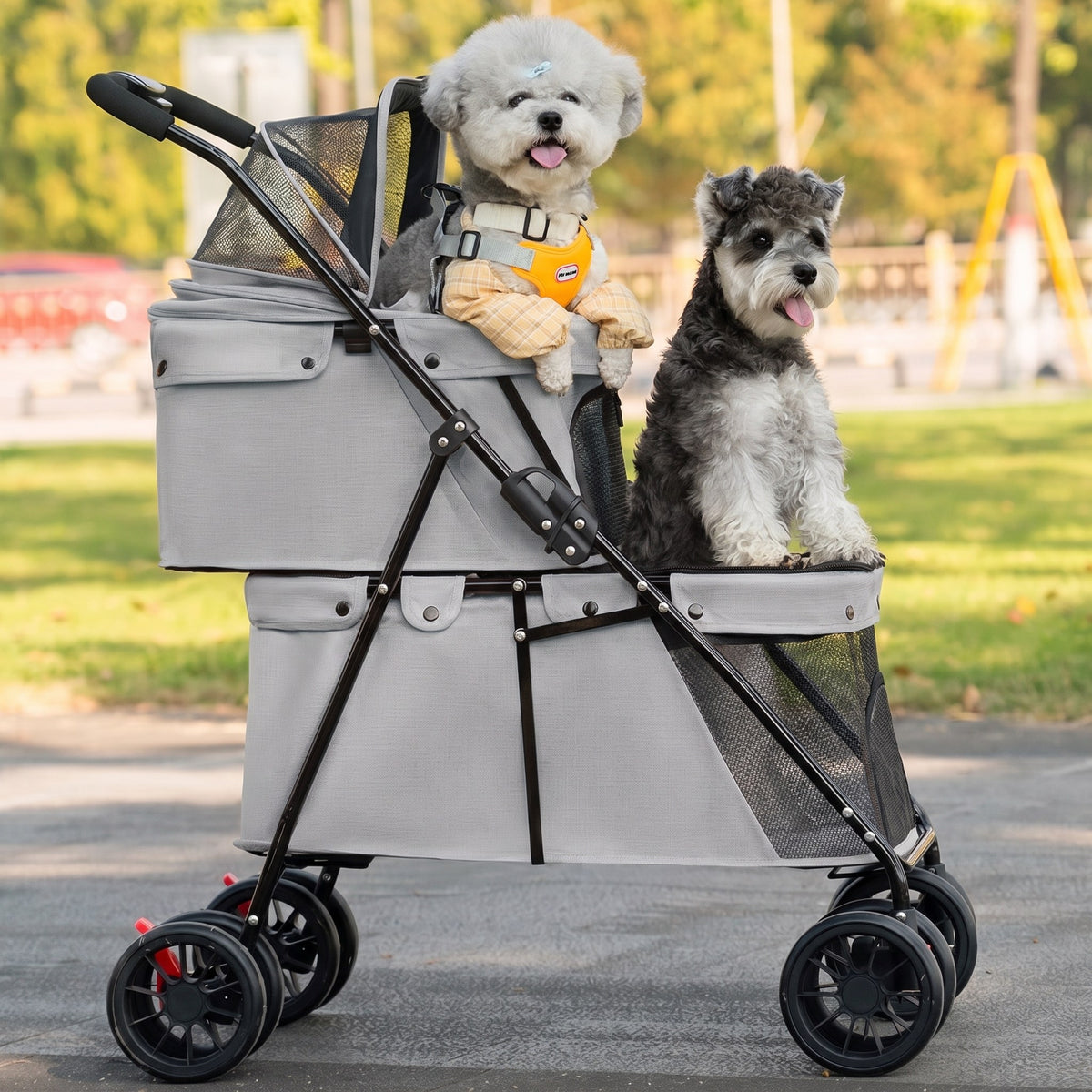 Deux petits chiens côte à côte dans la poussette double étage grise (illustration)