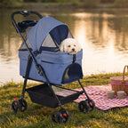 Un petit chien blanc dans la poussette Oxford 600D bleue, au bord d'un lac, à côté d'une nappe de pique-nique (illustration)