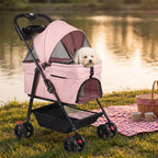 Un petit chien blanc dans la poussette Oxford 600D rose, au bord d'un lac, à côté d'une nappe de pique-nique (illustration)