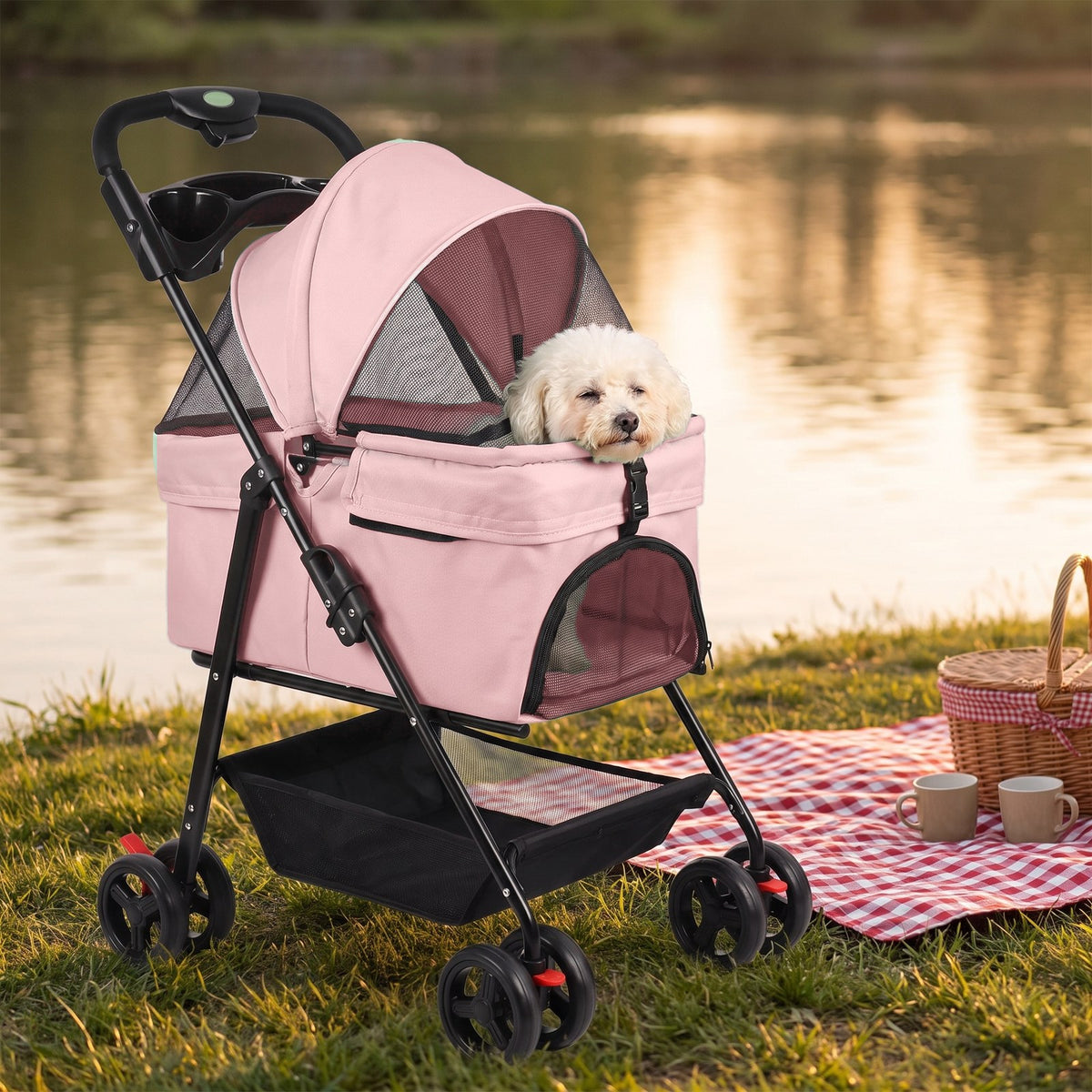Un petit chien blanc dans la poussette Oxford 600D rose, au bord d'un lac, à côté d'une nappe de pique-nique (illustration)