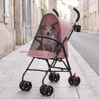 La poussette porte-gobelet rose sur un trottoir en ville, un vieux jack russell dedans (illustration)