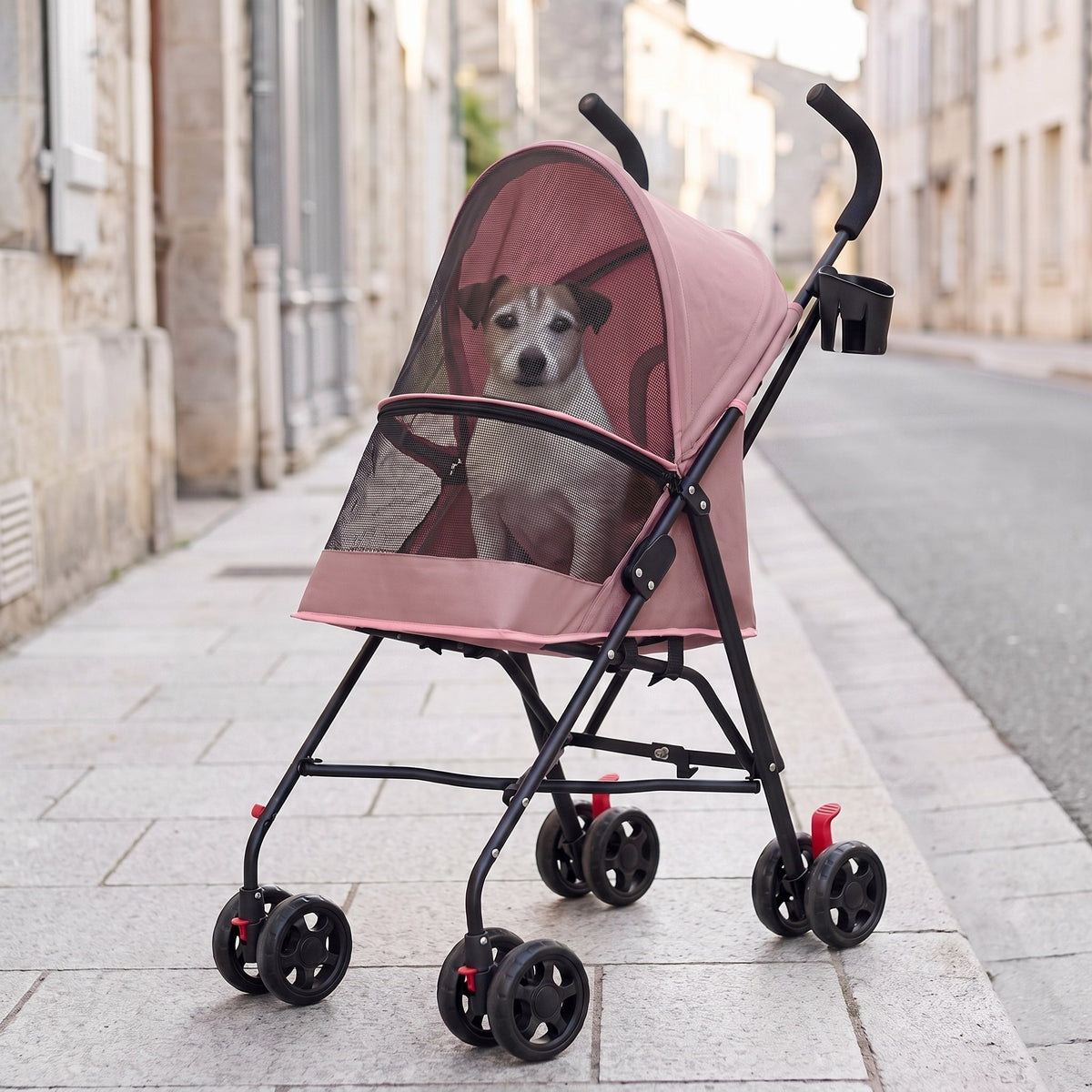 La poussette porte-gobelet rose sur un trottoir en ville, un vieux jack russell dedans (illustration)